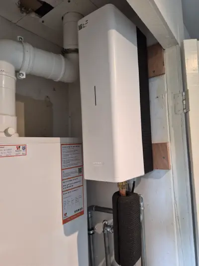 Binnenunit van warmtepomp naast CV ketel