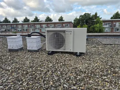 Daikin all electric monoblock warmtepomp op een grintdak