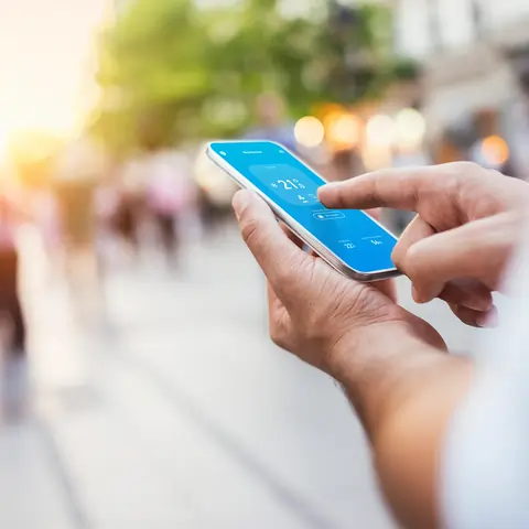 Telefoon waarmee buiten alvast de verwarming thuis wordt aangezet