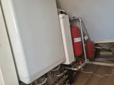 CV ketel, binnenunit, buffervat en expansievat nauw ingebouwd in de zolder / knieschot van een Amsterdams huis.