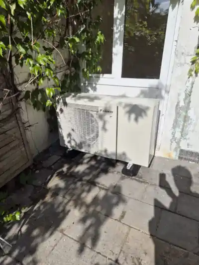 Daikin Altherma 3 all electric warmtepomp in achtertuin en tegen gevel van Amsterdams appartement