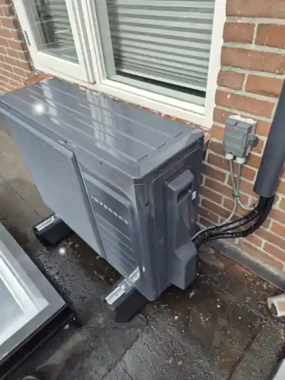 Intergas Xtend hybride warmtepomp geplaatst onder raam en op het dak van een uitbouw van een Amsterdams huis.