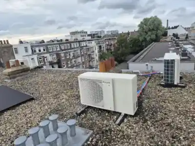 Twee Daikin Altherma 3 all electric warmtepompen op een Amsterdams dak met grint